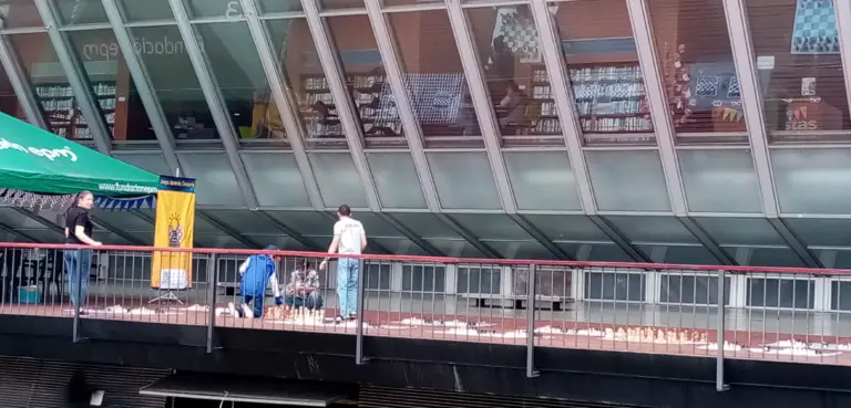 Satranç Daldırma Odası - MóvilMobilquot;Un mundo de cKarelerden oluşan bir dünya Sala de Inmersión en Ajedrez – Móvil 1 – “Un mundo de cuadritos”